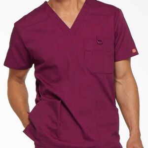 Dickies Men's EDS Signature V-neck Scrub Top, Sz Small, color Wine, NWOT